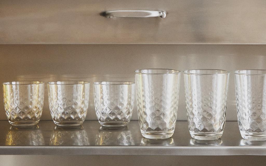 LOUÇA DE VIDRO COM DESENHO EM RELEVO