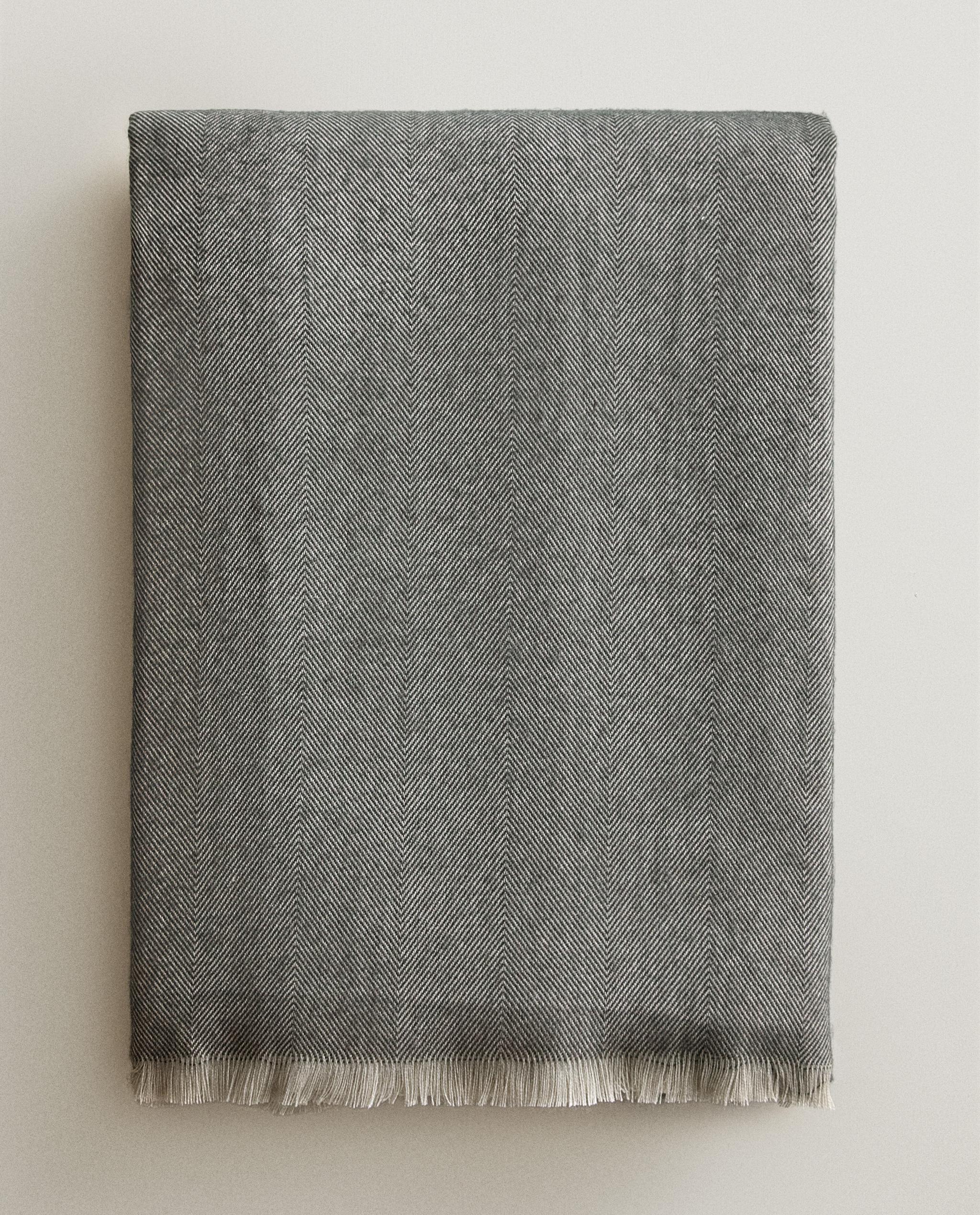 LIGHTWEIGHT BLANKET WITH FRINGING product thumbnail 16