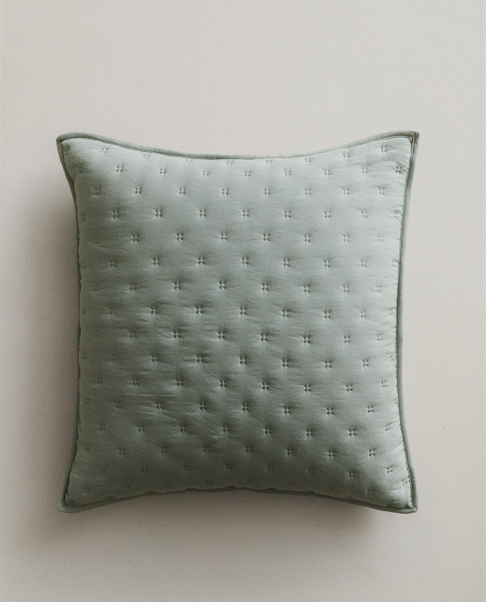 QUILTED CUSHION COVER WITH DOTS QUILTED CUSHION COVER WITH DOTS