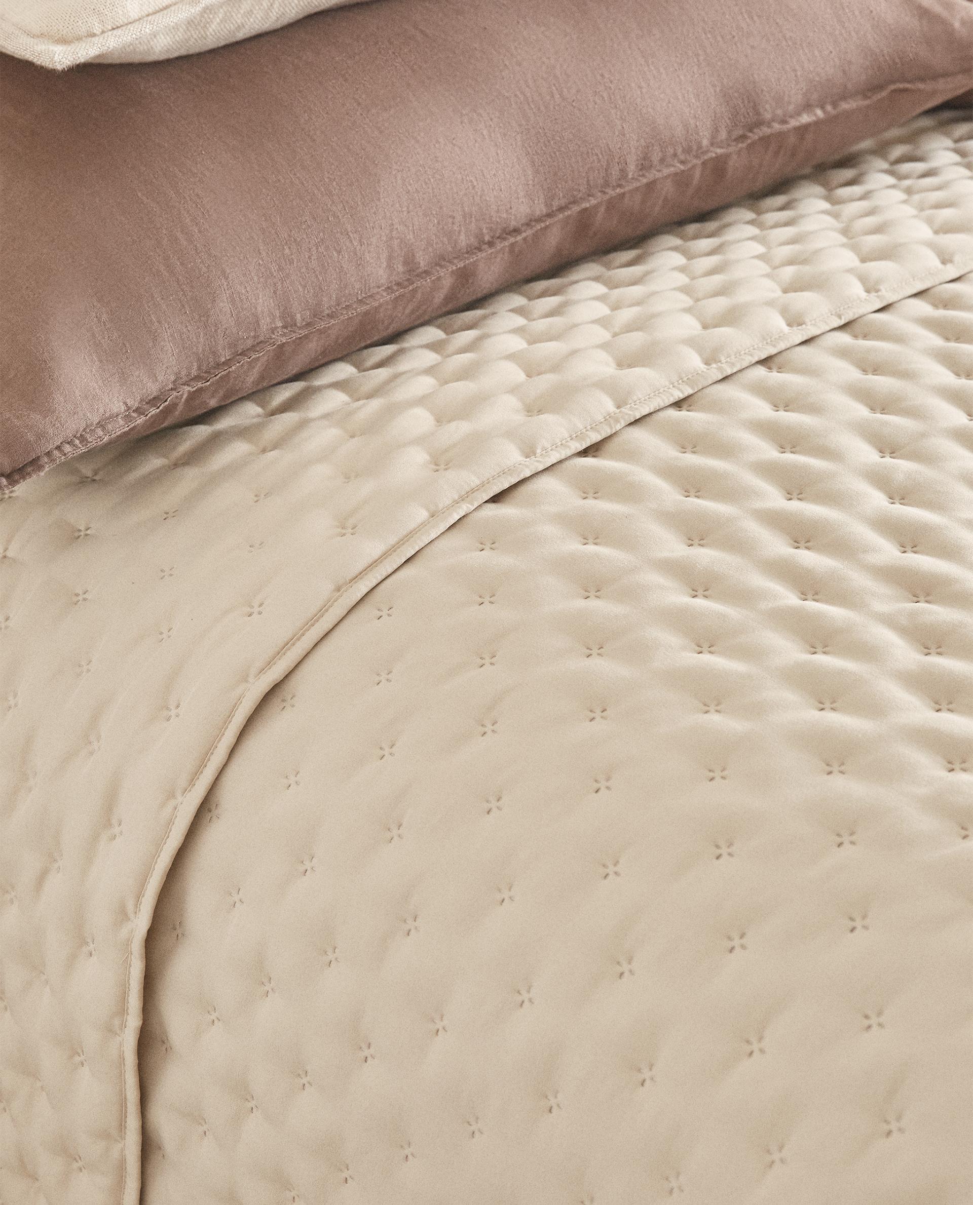 QUILTED BEDSPREAD WITH DOTS product thumbnail 15