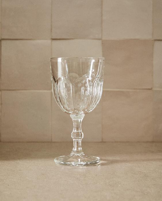 RAISED DESIGN WINE GLASS