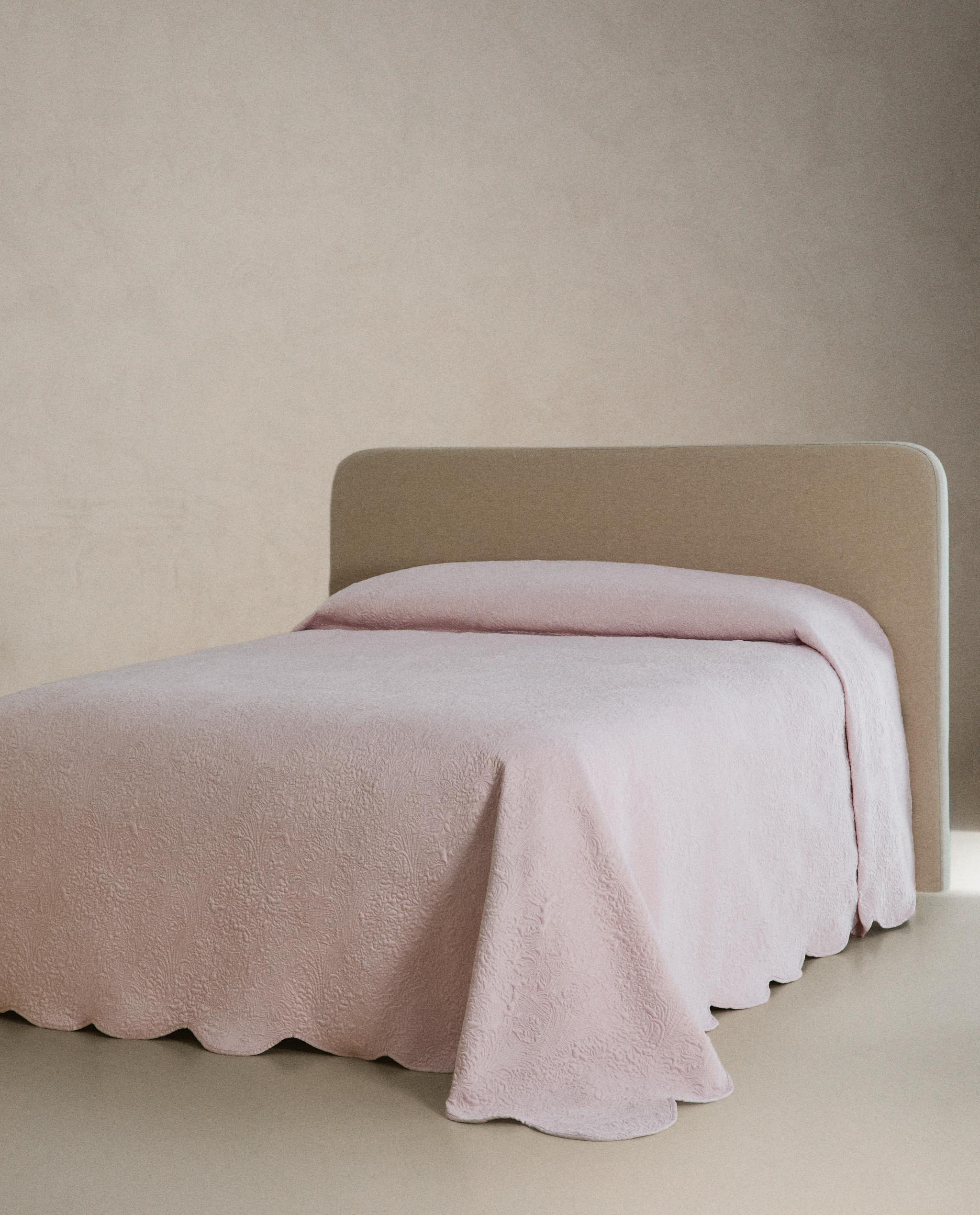 SCALLOPED FLORAL QUILTED BEDSPREAD product thumbnail 8
