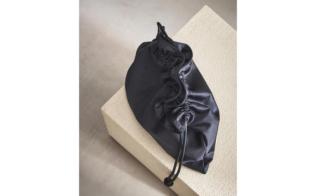 حقيبة ساتان كبيرة