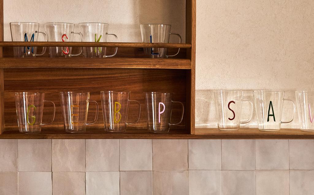 КРУЖКИ ИЗ БОРОСИЛИКАТНОГО СТЕКЛА С БУКВОЙ-ИНИЦИАЛОМ