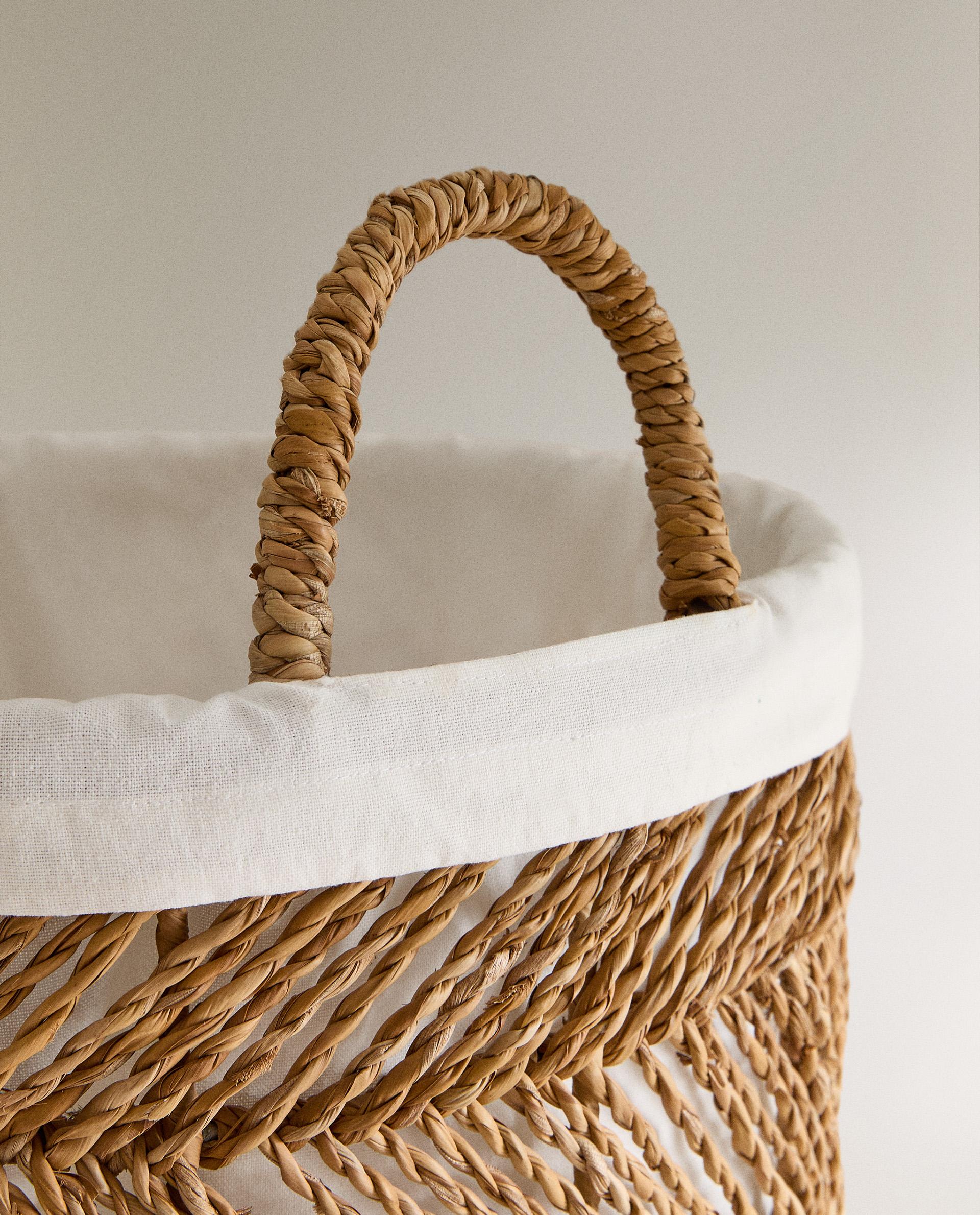 ROUND HAMPER WITH LINEN LINING