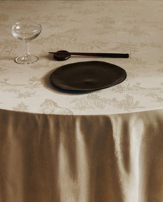 مفرش مائدة جاكار بحصان