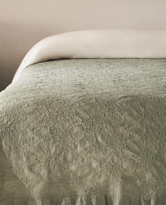 JACQUARD BEDSPREAD WITH RUFFLE TRIM JACQUARD BEDSPREAD WITH RUFFLE TRIM
