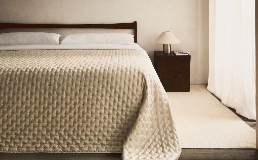 PLAIN QUILTED BEDSPREAD WITH KNOTS PLAIN QUILTED BEDSPREAD WITH KNOTS