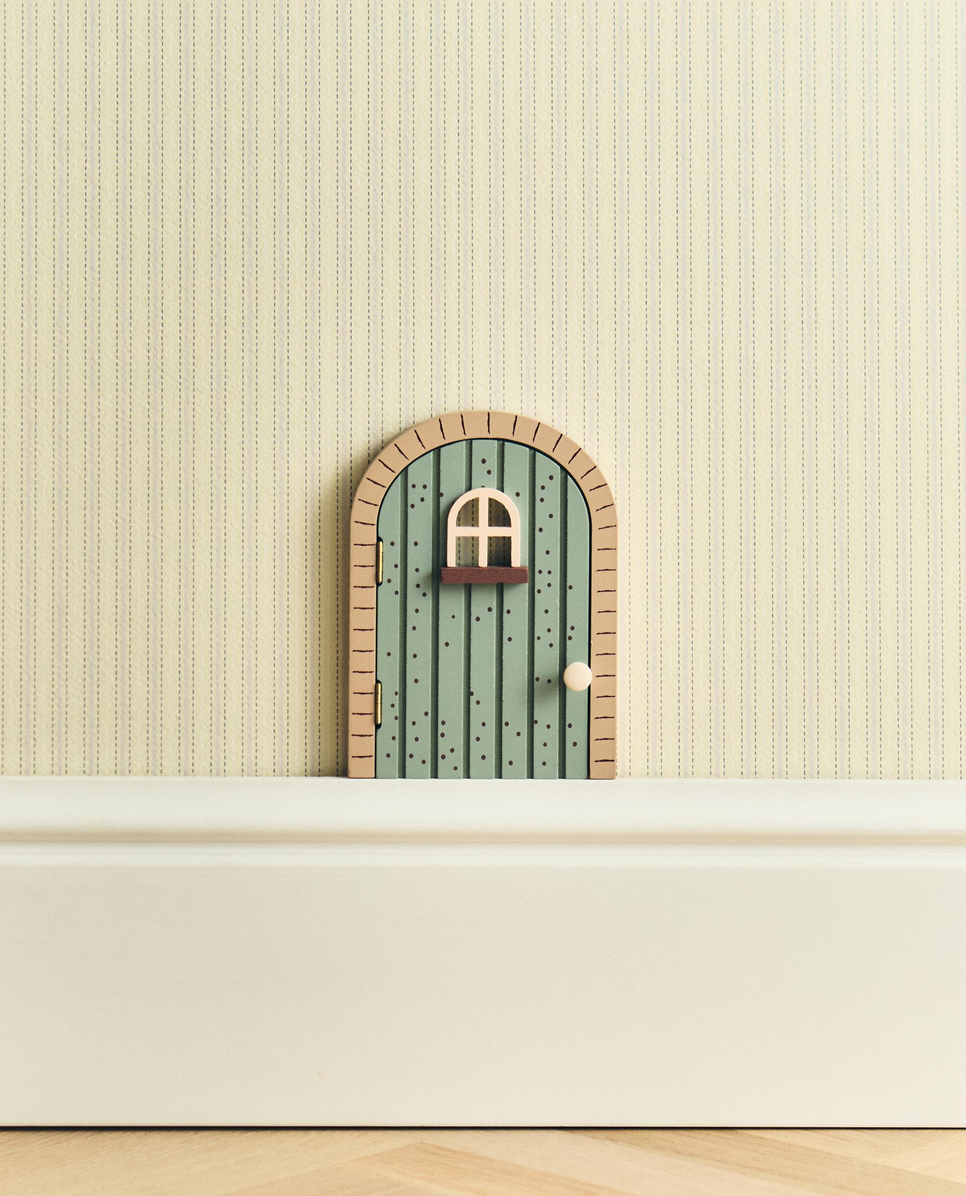 باب صغير سحري للأطفال باب صغير سحري للأطفال