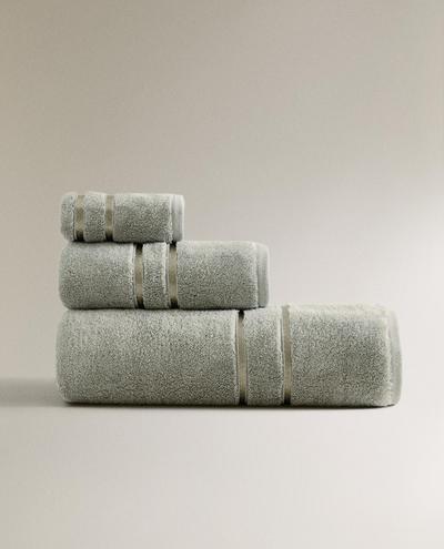 BATH TOWEL WITH LINED TRIM