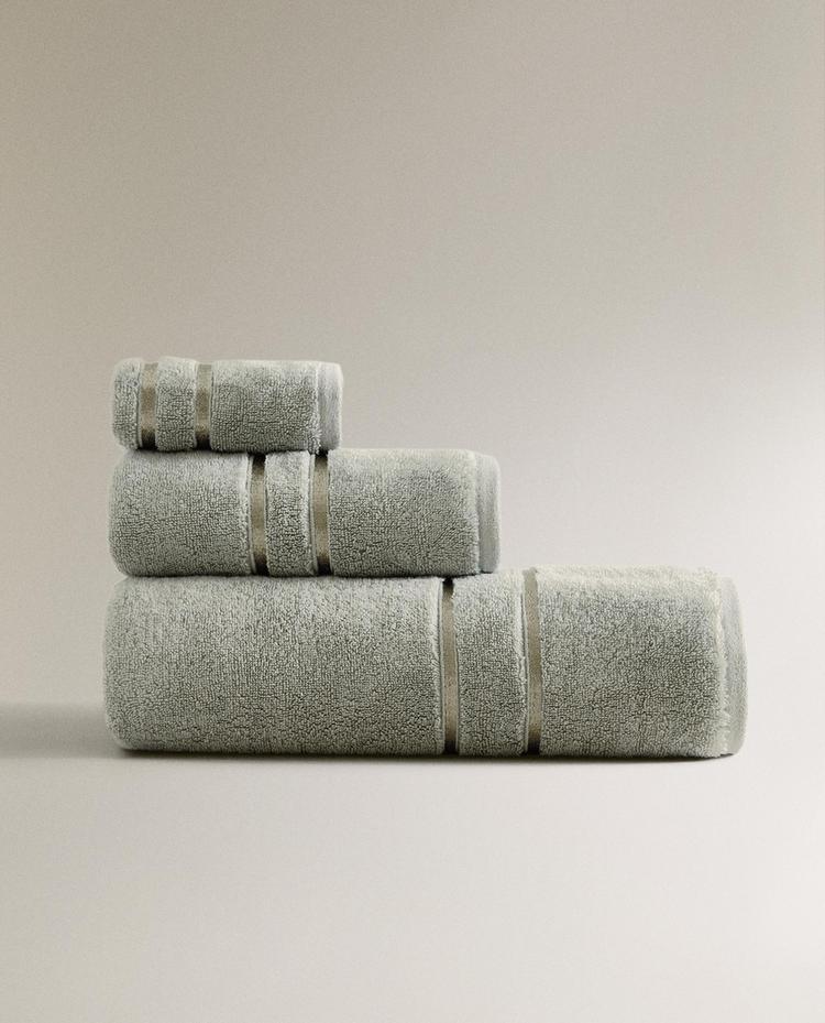 BATH TOWEL WITH LINED TRIM BATH TOWEL WITH LINED TRIM