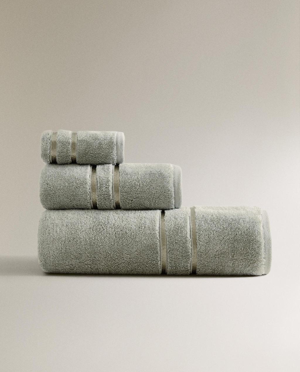 BATH TOWEL WITH LINED TRIM