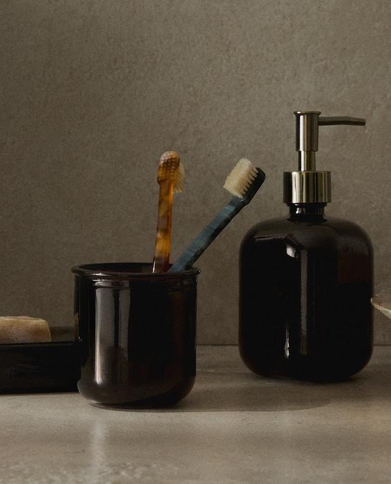 BROWN GLASS BATHROOM ACCESSORIES