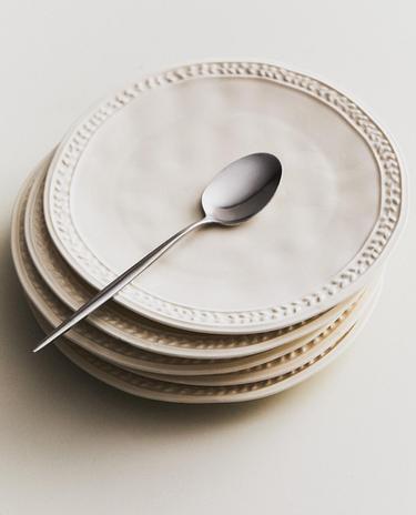 STONEWARE DESSERT PLATE WITH RAISED DESIGN
