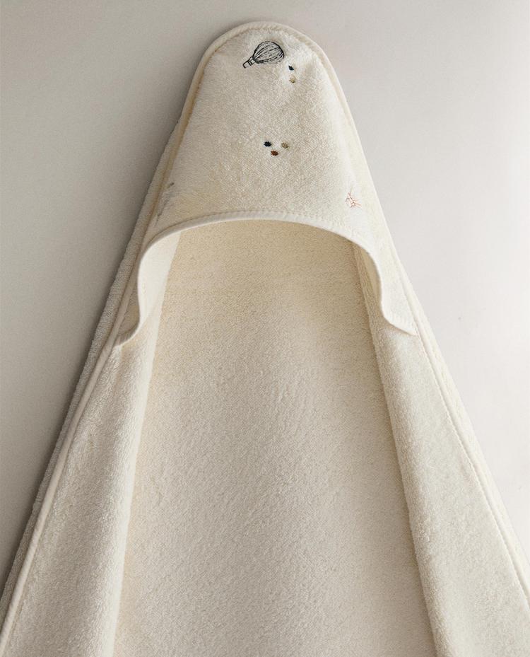 منشفة للرضّع بغطاء رأس وبالونات طائرة