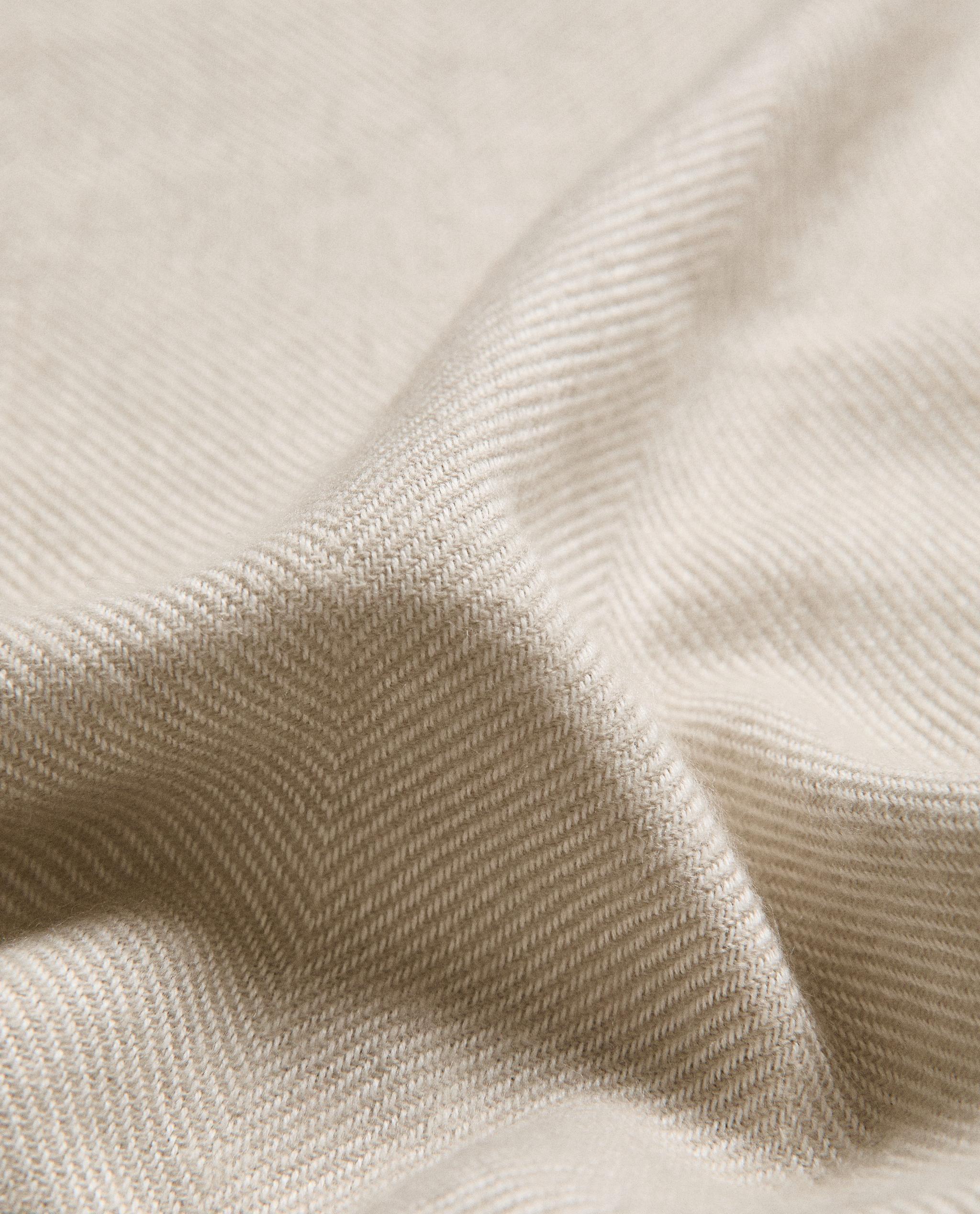LIGHTWEIGHT BLANKET WITH FRINGING product thumbnail 2