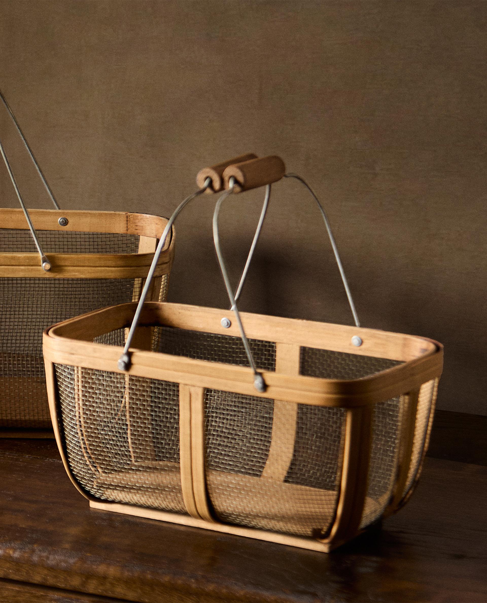 BASKET WITH WOODEN HANDLE AND METAL