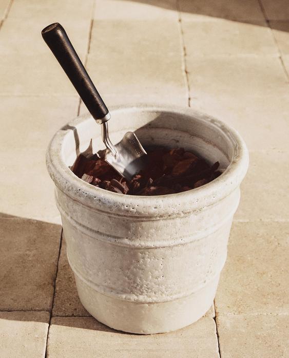 ZERAMIKAZKO LORONTZIA, LORATEGIRAKO