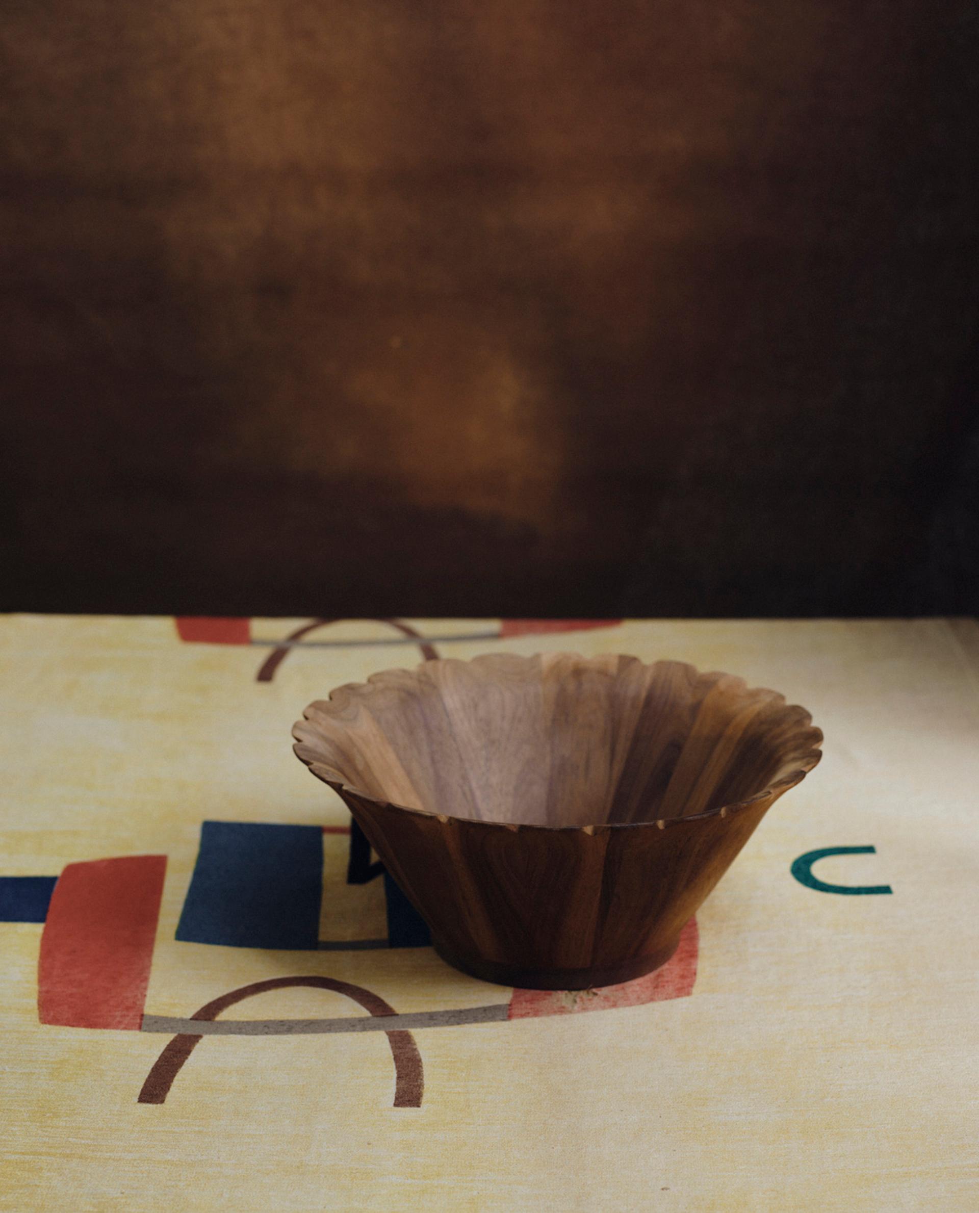 ACACIA WOOD BOWL WITH SCALLOPED EDGE