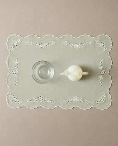 SET DE TABLE BRODÉ PERFORÉ