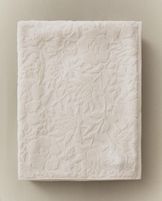 מגבת רחצה בעיצוב ג'קארד פרחוני