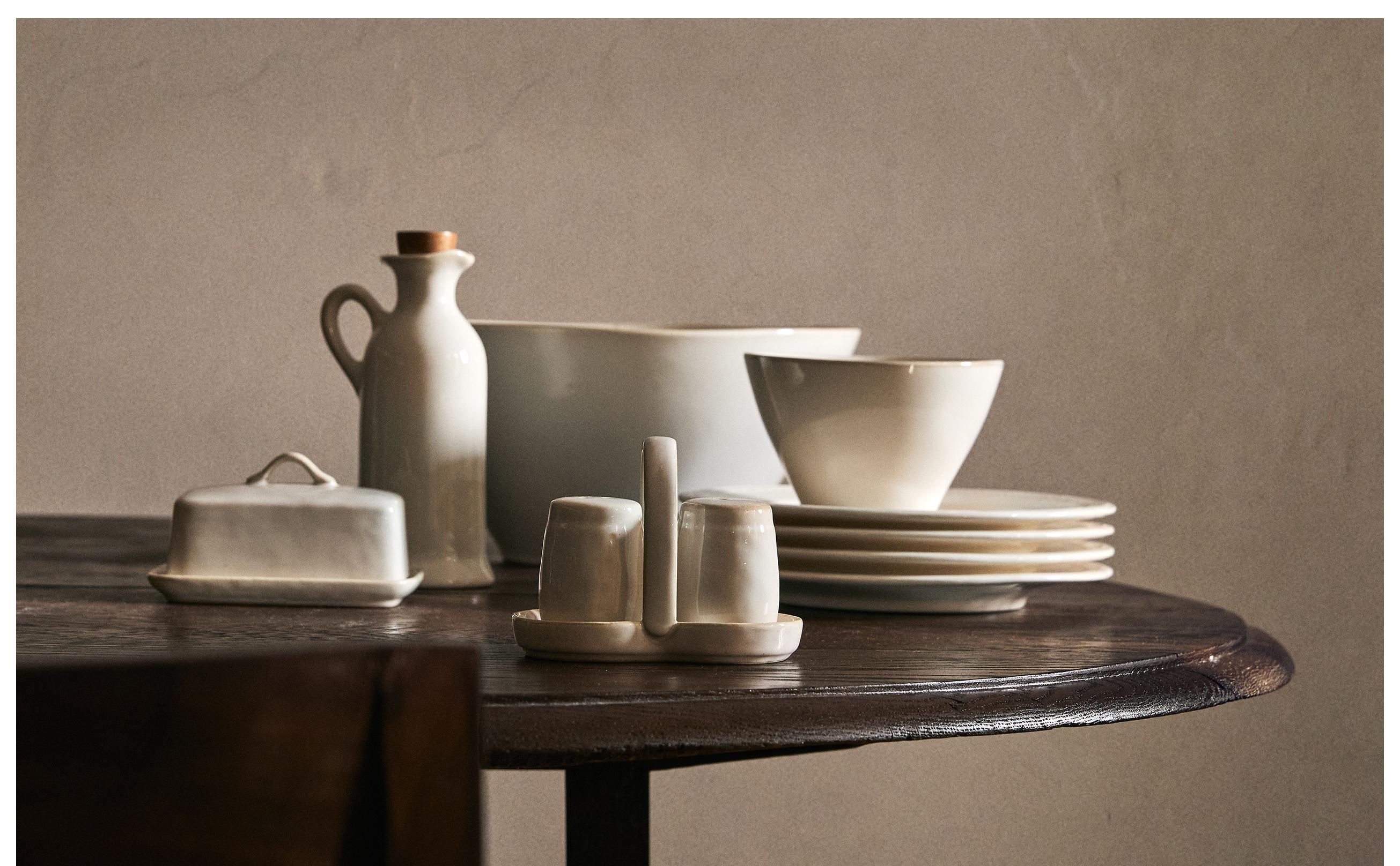 STONEWARE TABLEWARE WITH CONTRAST EDGE