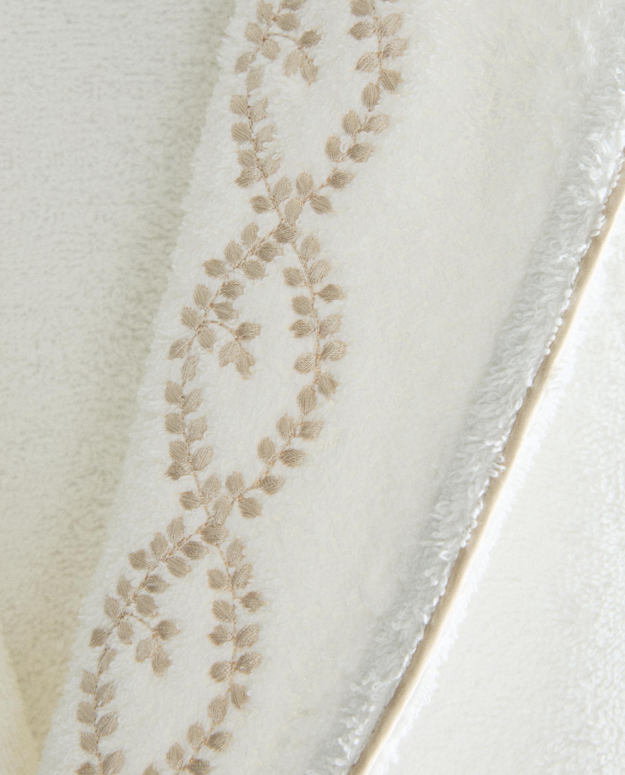 DRESSING GOWN WITH PLANT EMBROIDERY product thumbnail 12