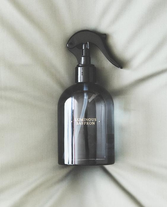 (230 ML) DIFFUSEUR D'AMBIANCE SPRAY LUMINOUS SAFFRON (230 ML) DIFFUSEUR D'AMBIANCE SPRAY LUMINOUS SAFFRON