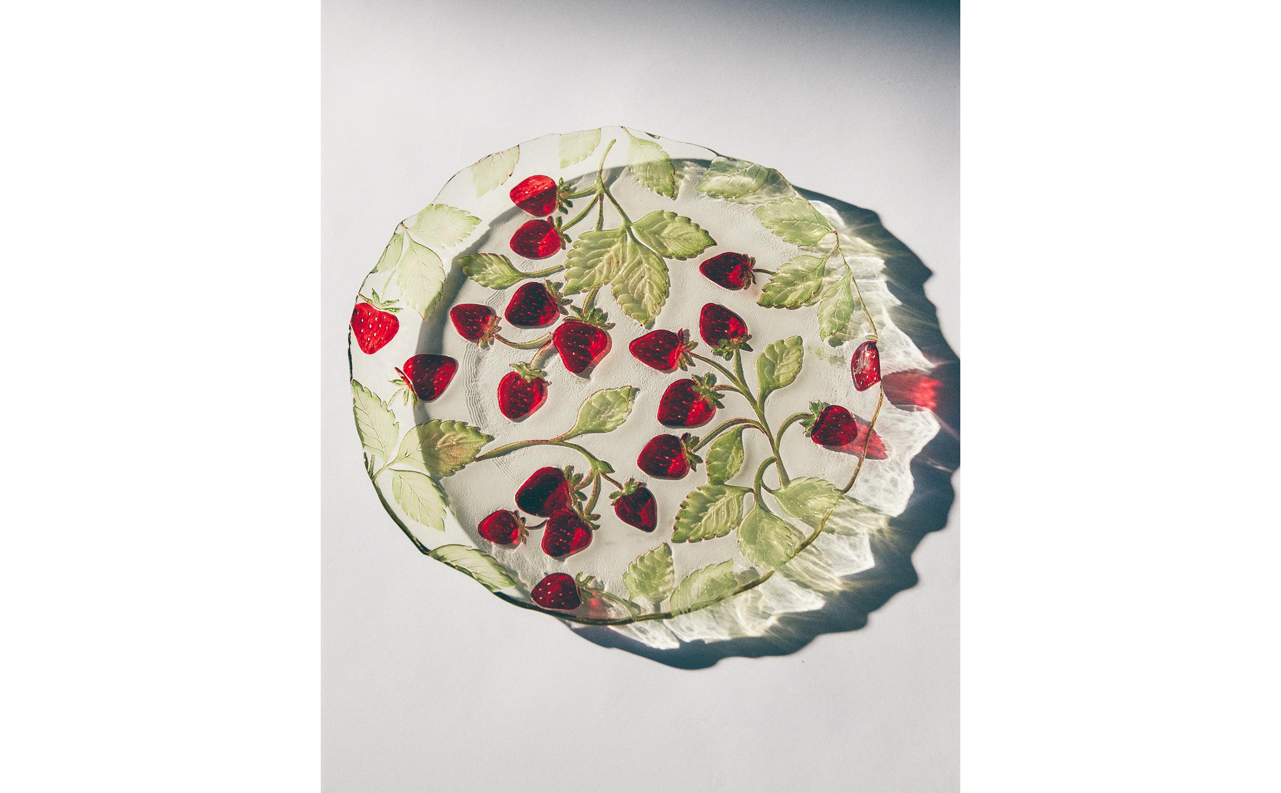 STRAWBERRY SERVICE PLATE product thumbnail 9