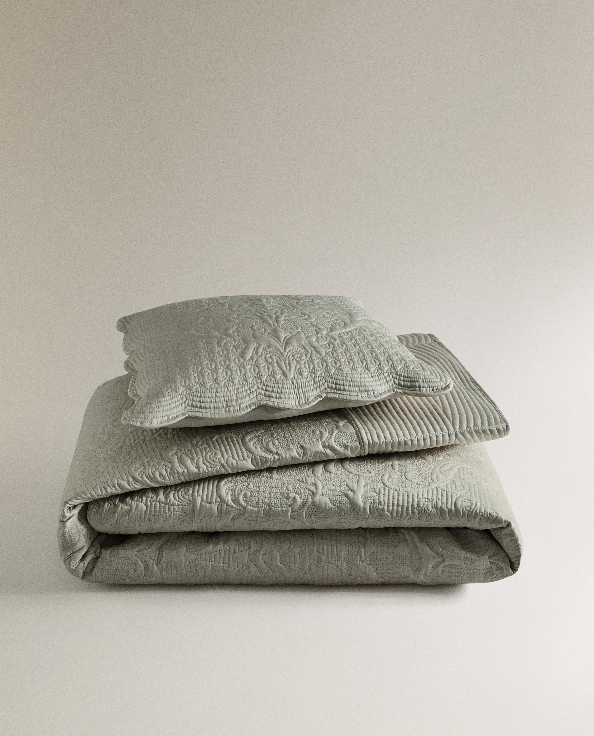 QUILT WITH RAISED DESIGN product thumbnail 18