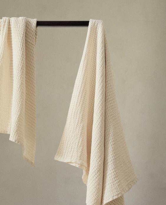 CHUNKY WAFFLE-KNIT BATH TOWEL Zara Home United States of America