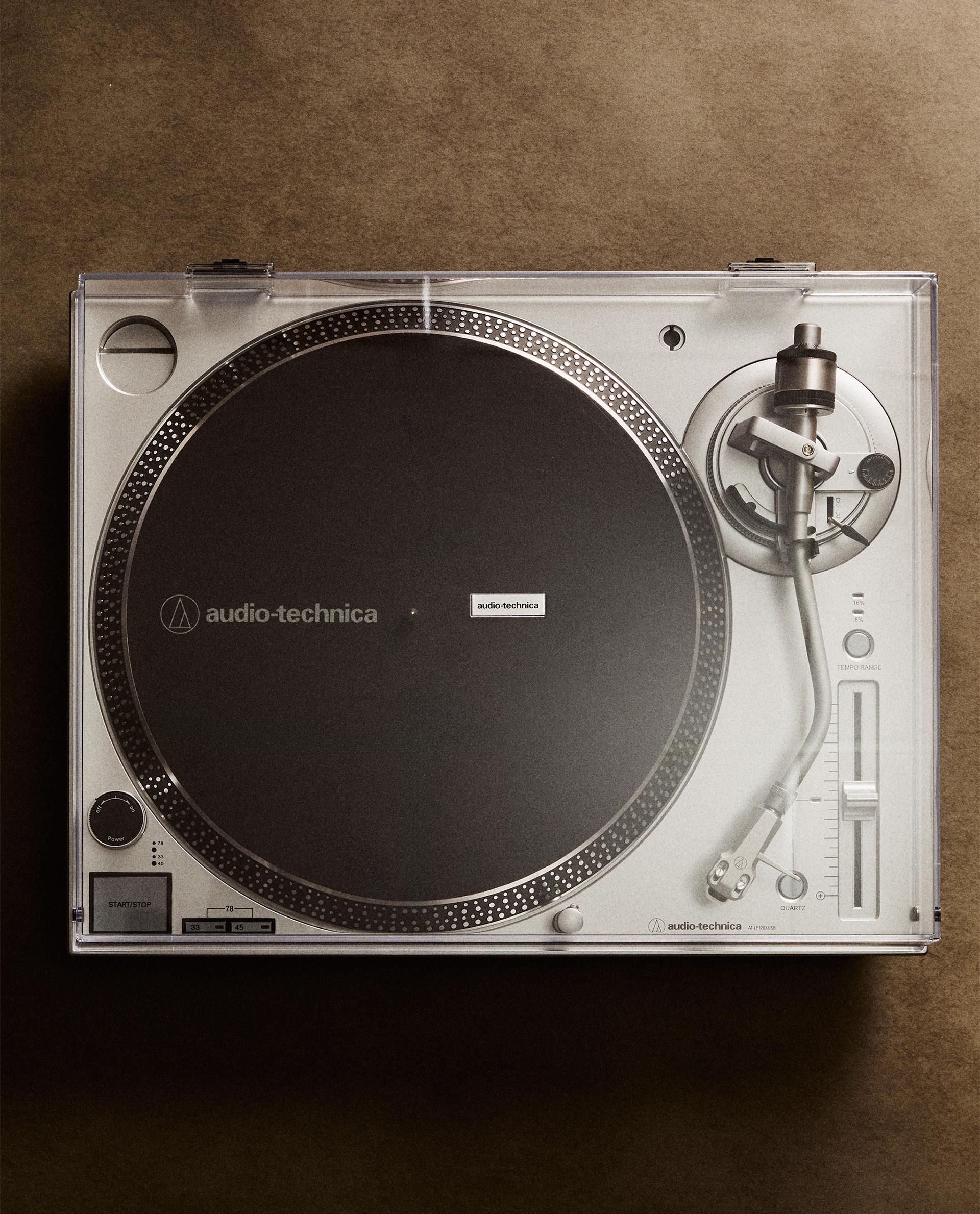 AUDIO TECHNICA TURNTABLE