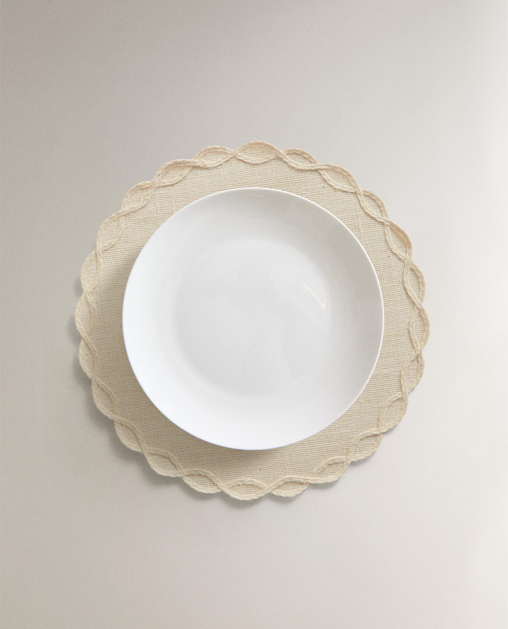 PLACEMAT WITH CHAIN DETAIL product thumbnail 2