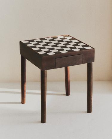 TABLE D’APPOINT TECK ÉCHIQUIER MARBRE