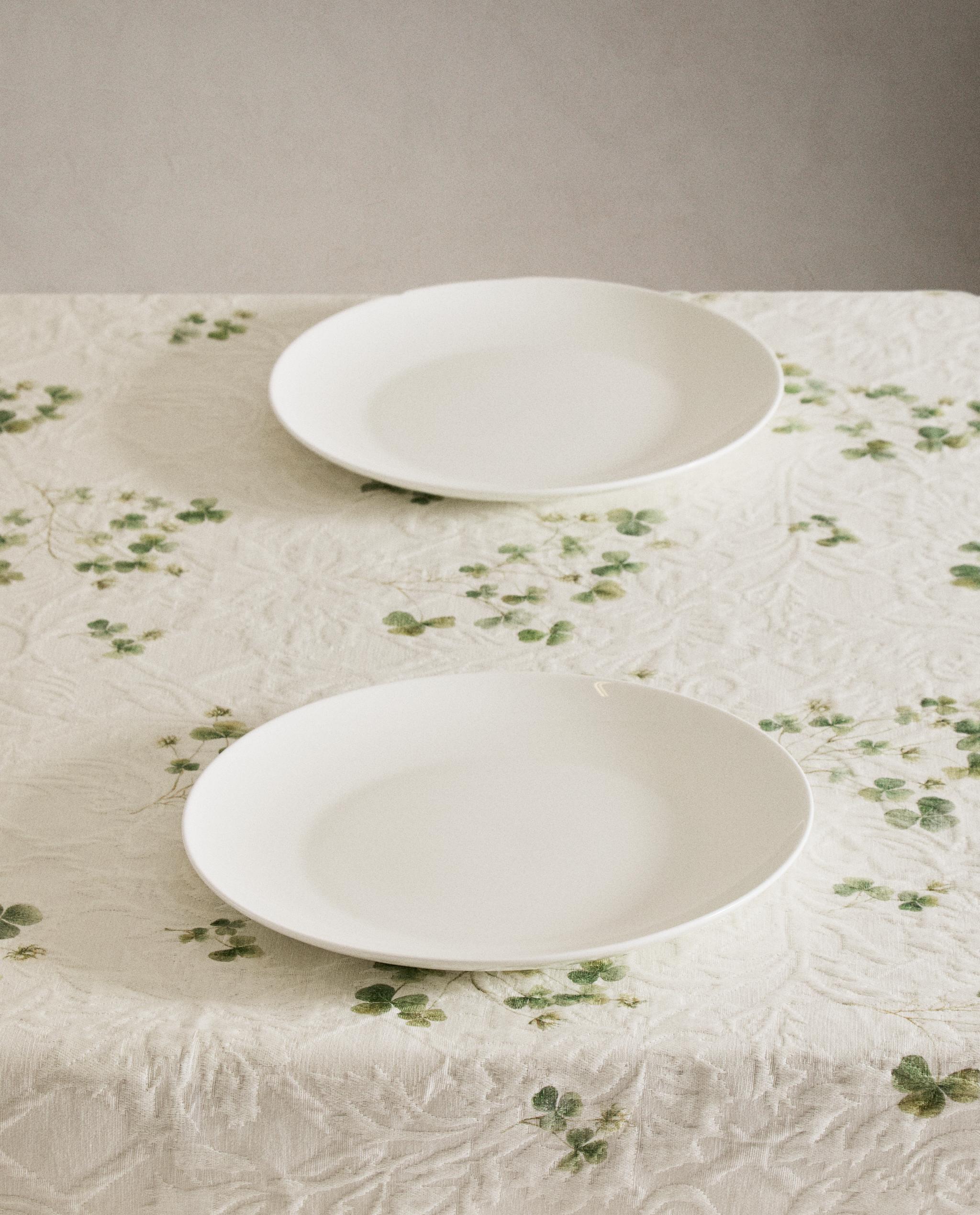 CLOVER PRINT JACQUARD TABLECLOTH product thumbnail 2