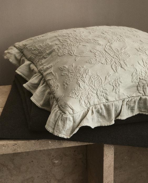 غلاف وسادة جاكار بكشكش غلاف وسادة جاكار بكشكش