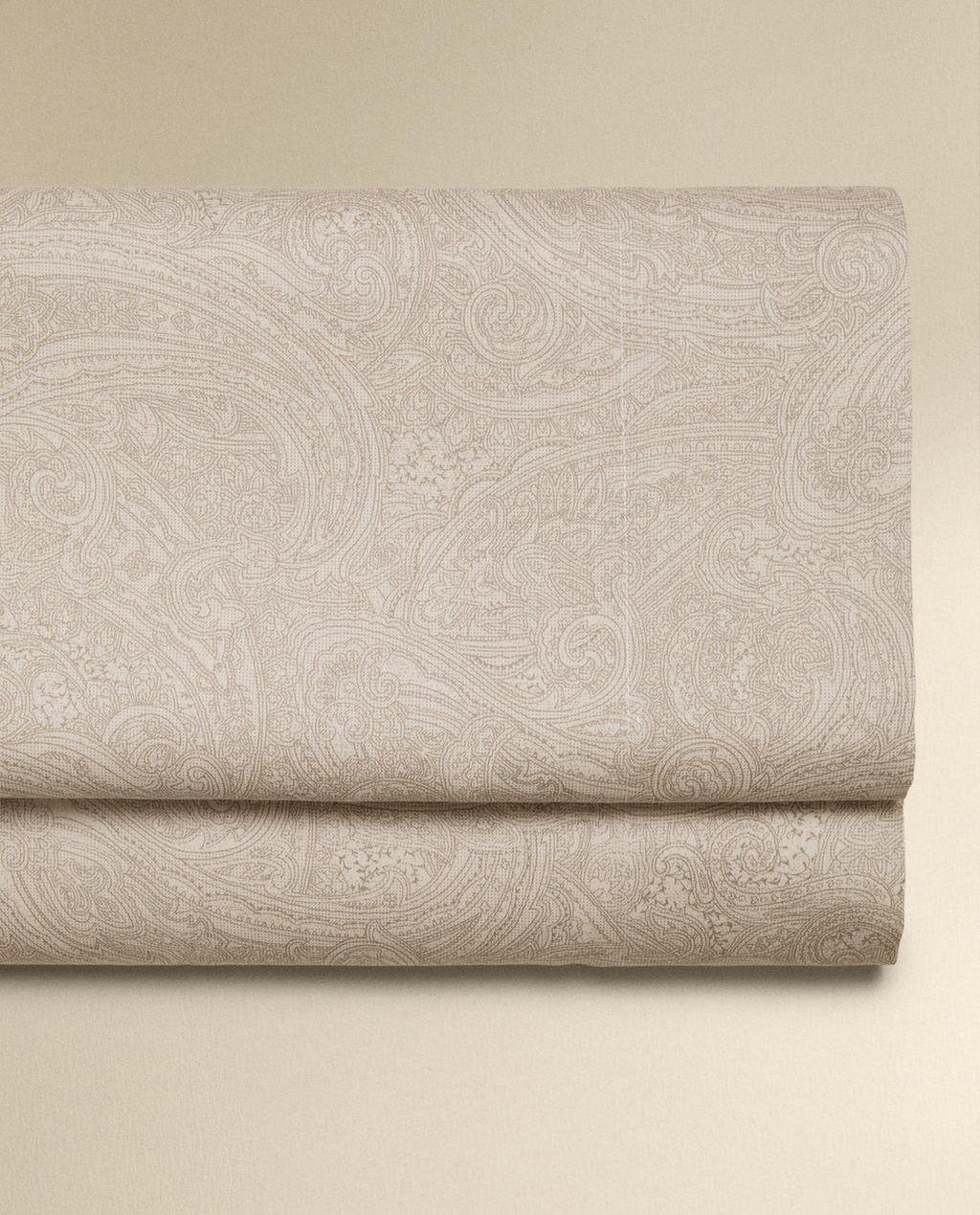 OBERLAKEN AUS SATIN MIT PAISLEY-MUSTER