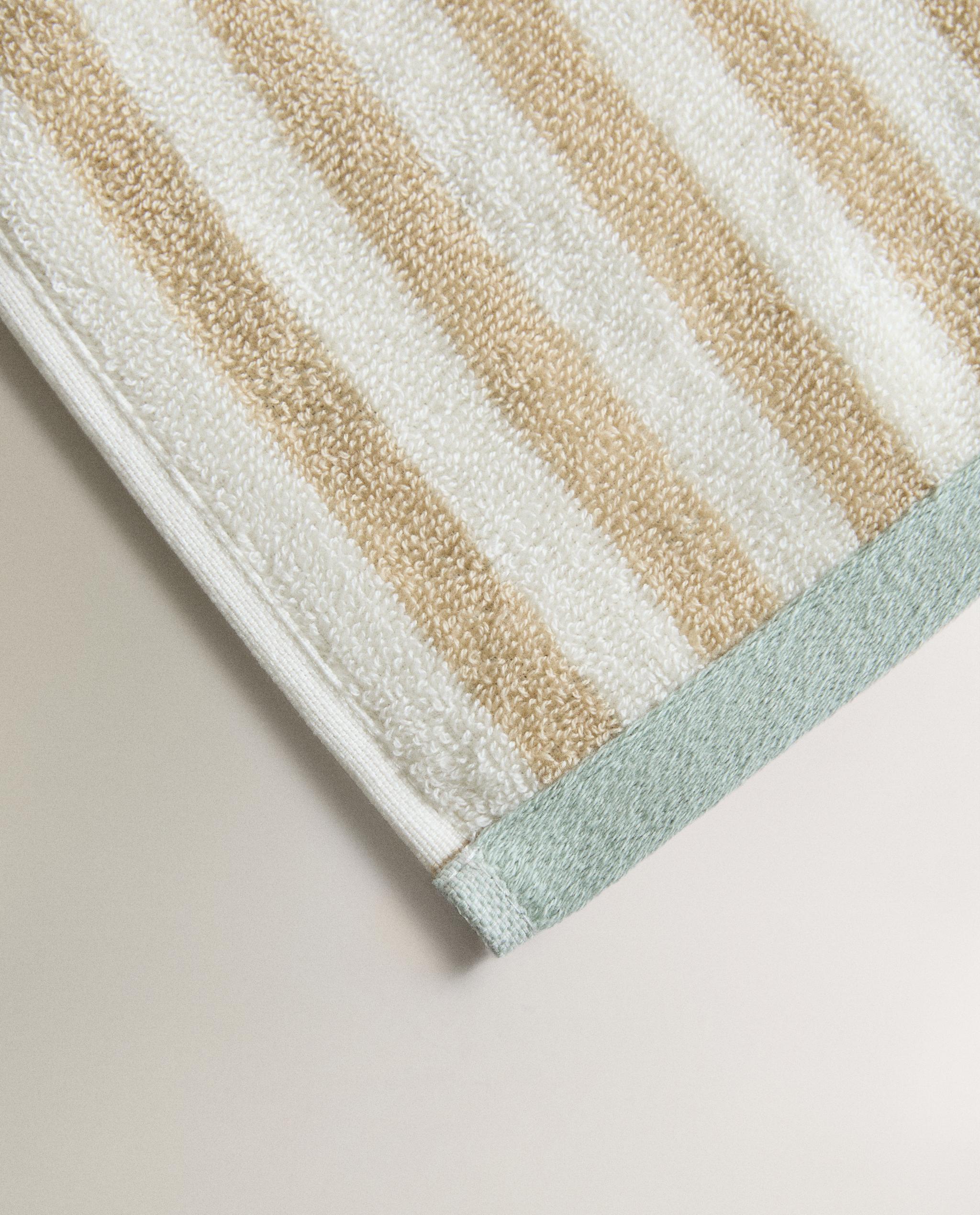 REVERSIBLE STRIPED BATH TOWEL