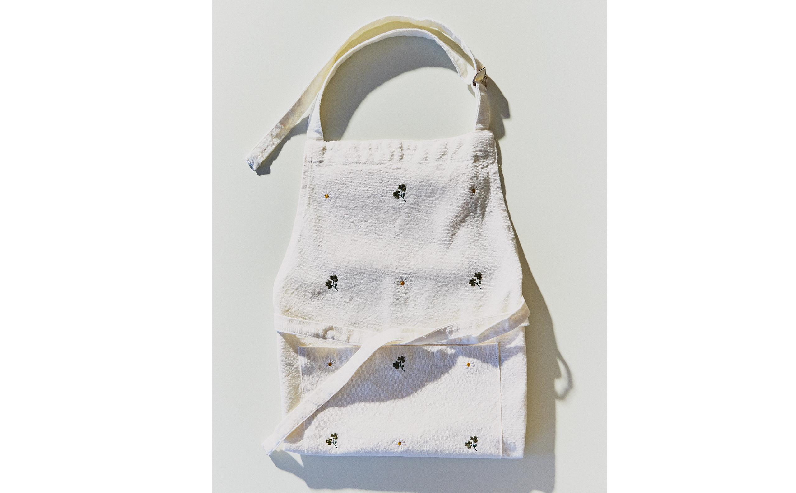 APRON WITH EMBROIDERED CLOVER product thumbnail 10