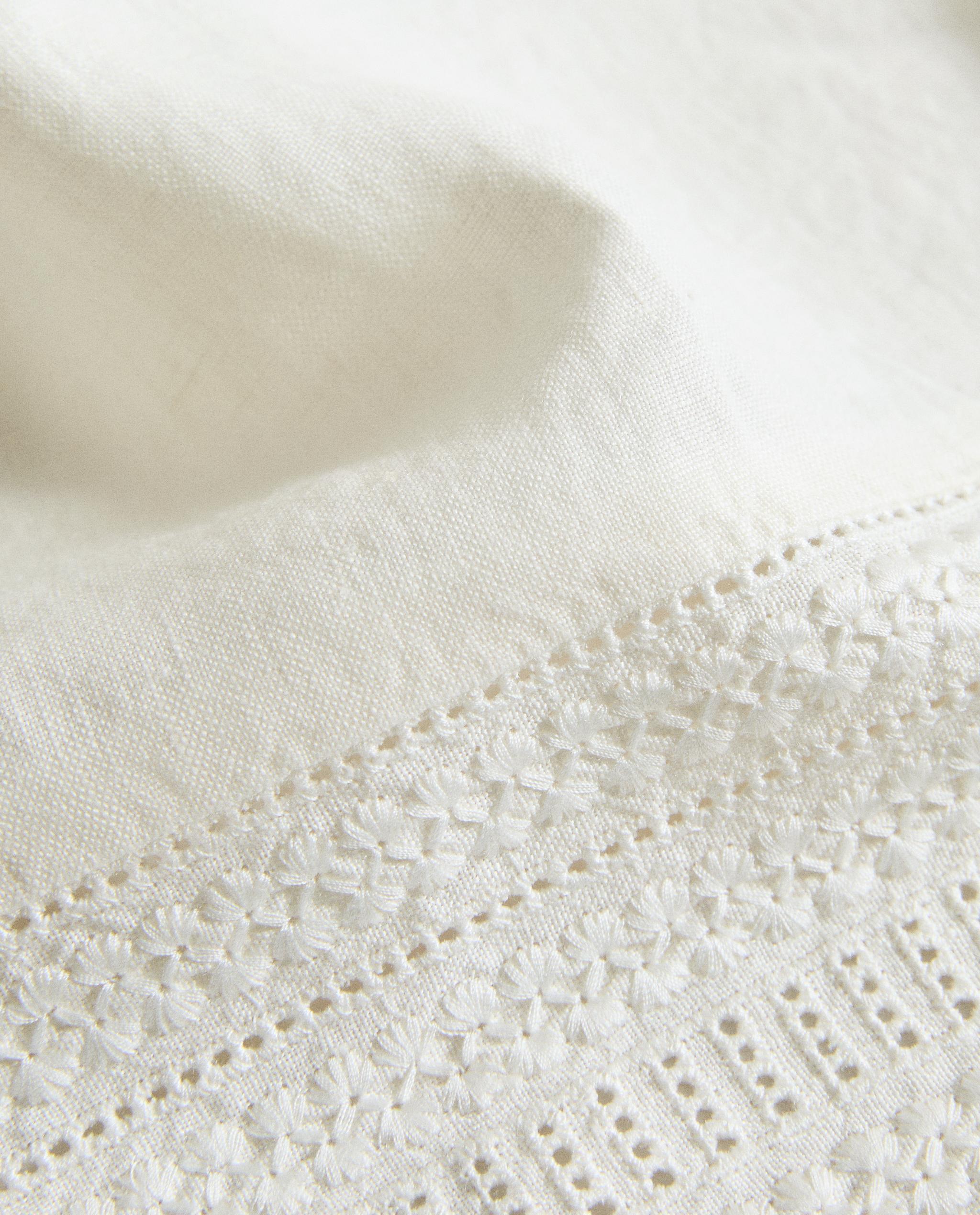 TOWEL WITH EMBROIDERED LINEN BORDER product thumbnail 4