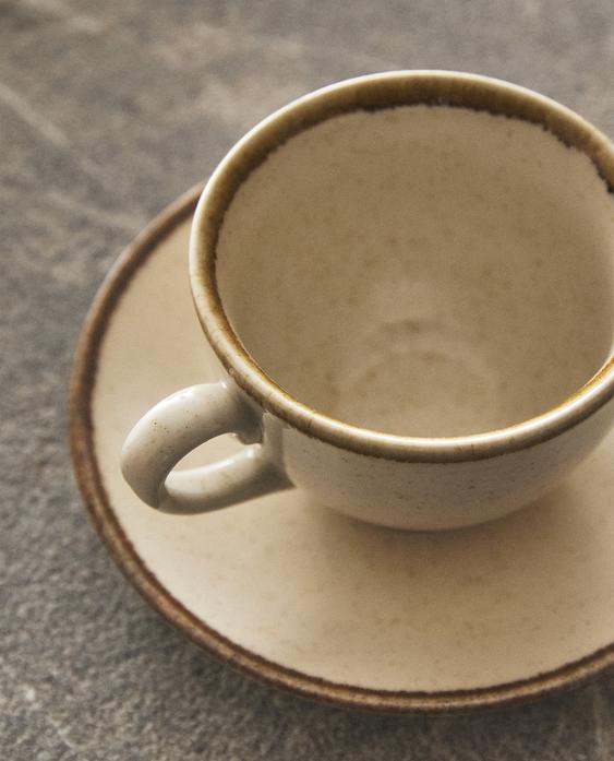 XÍCARA DE CHÁ DE PORCELANA COM BORDA ANTIGA