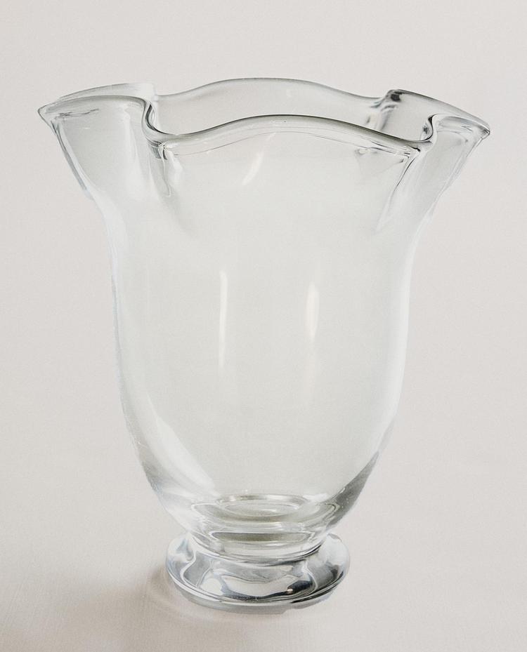 ПРОЗОРА СКЛЯНА ВАЗА З ХВИЛЯСТОЮ КРОМКОЮ