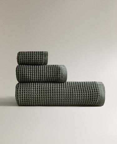 WAFFLE-KNIT COTTON BATH TOWEL