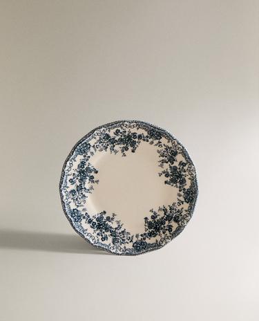 FLACHER BROTTELLER AUS STEINGUT MIT BLUMENMOTIVEN FLACHER BROTTELLER AUS STEINGUT MIT BLUMENMOTIVEN