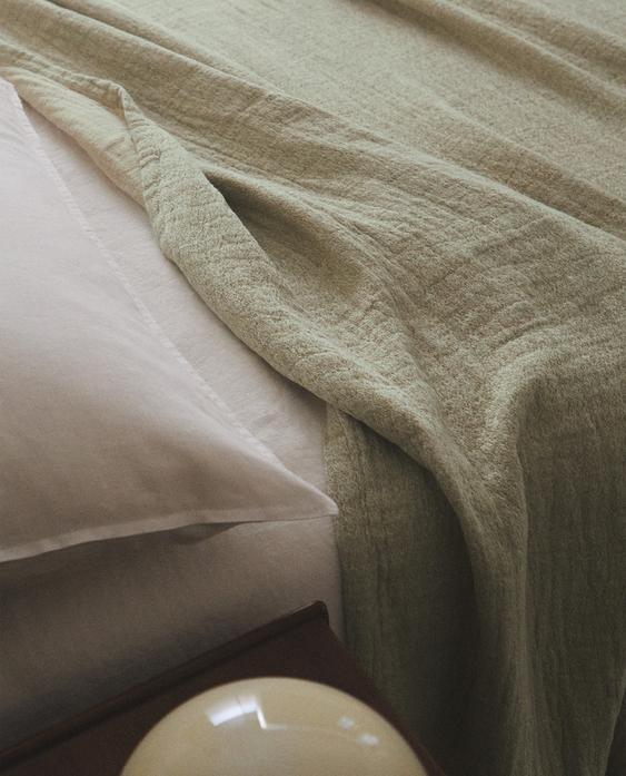 TEXTURED BEDSPREAD