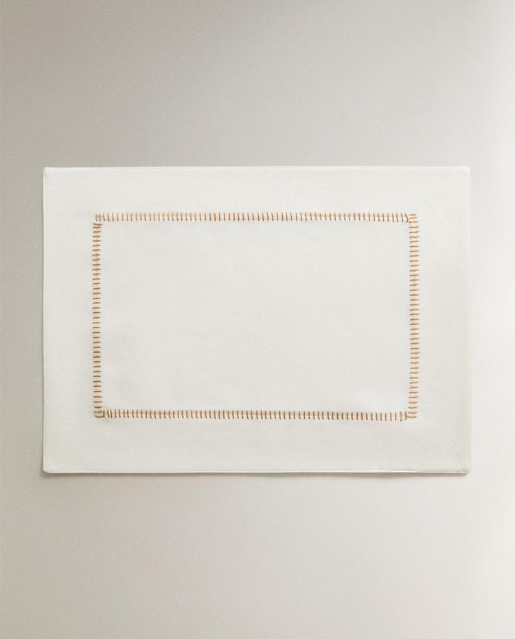 PLACEMAT WITH CONTRAST TOPSTITCHING