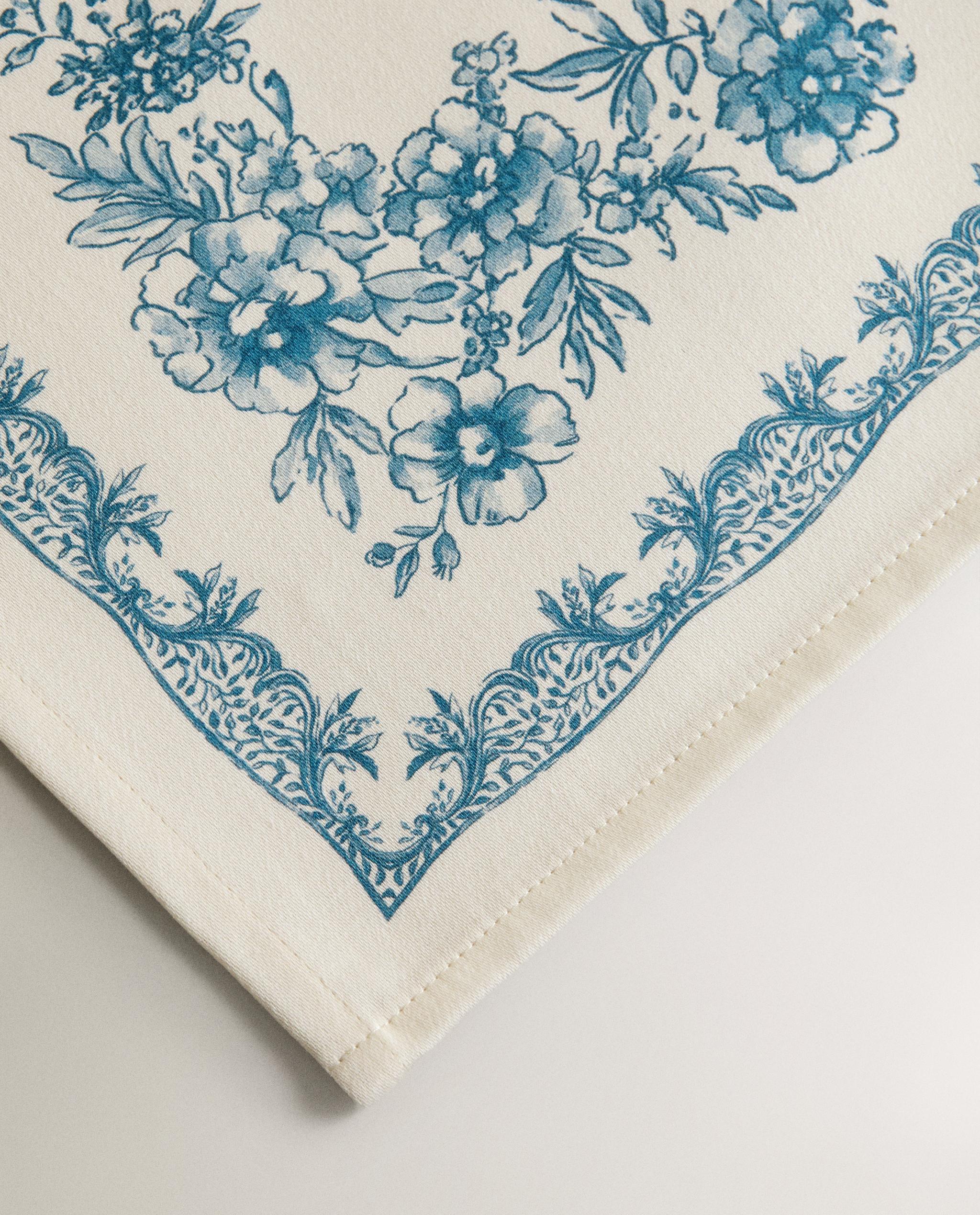 PRINTED SATEEN TABLE RUNNER product thumbnail 3