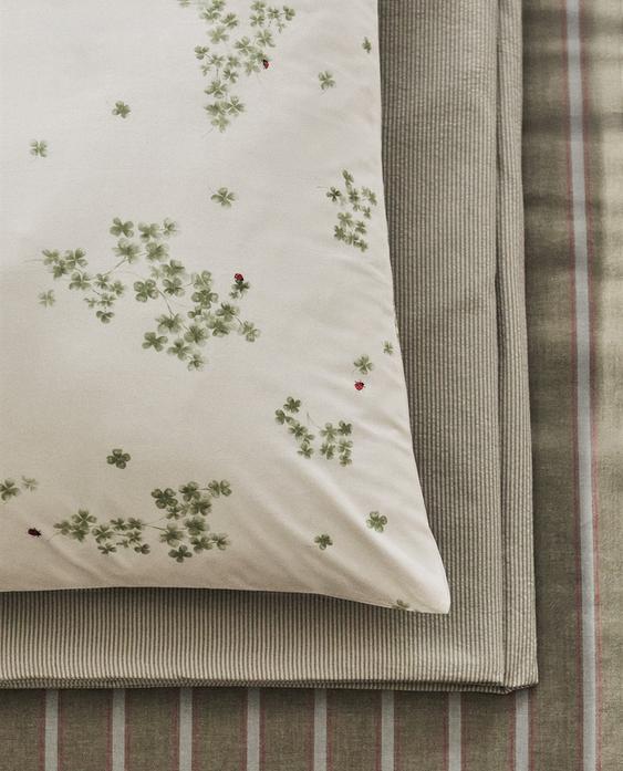 CLOVER AND LADYBIRD PERCALE PILLOWCASE CLOVER AND LADYBIRD PERCALE PILLOWCASE