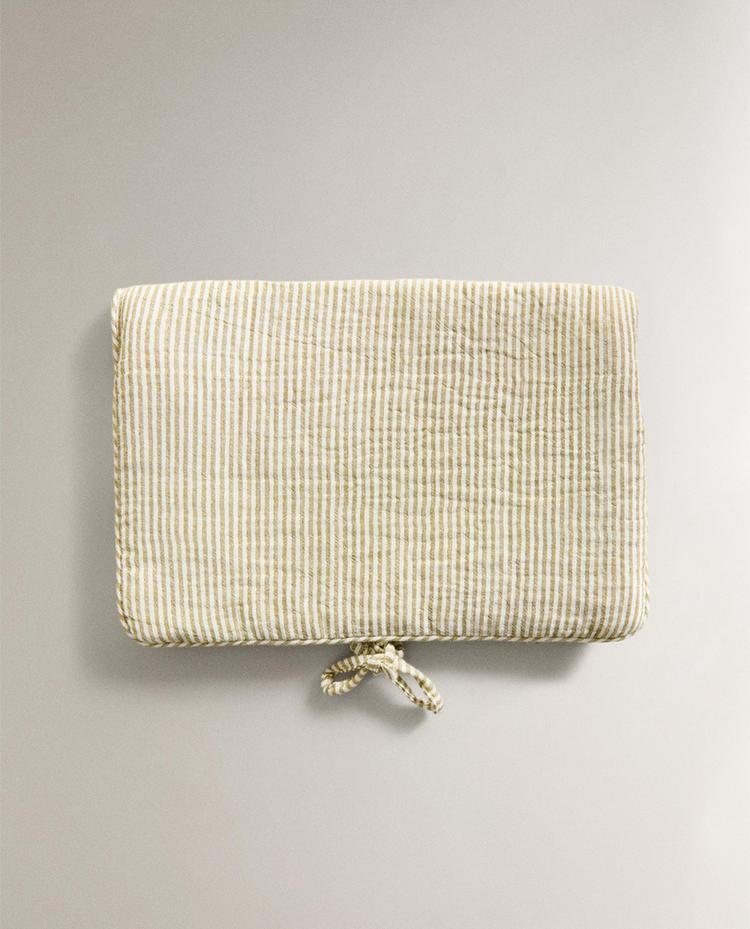 PROUŽKOVANÉ POUZDRO NA UBROUSKY Z MUŠELÍNU PROUŽKOVANÉ POUZDRO NA UBROUSKY Z MUŠELÍNU