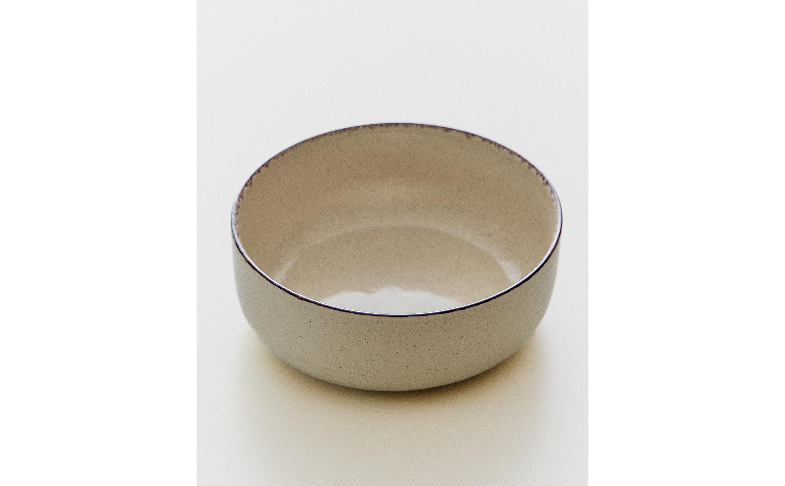 STONEWARE BOWL WITH ANTIQUE FINISH RIM product thumbnail 2